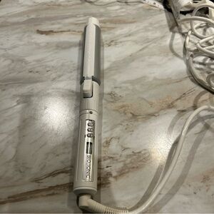White Bio Ionic stylewinder Curling Iron white. 1.25 in excellent condition.